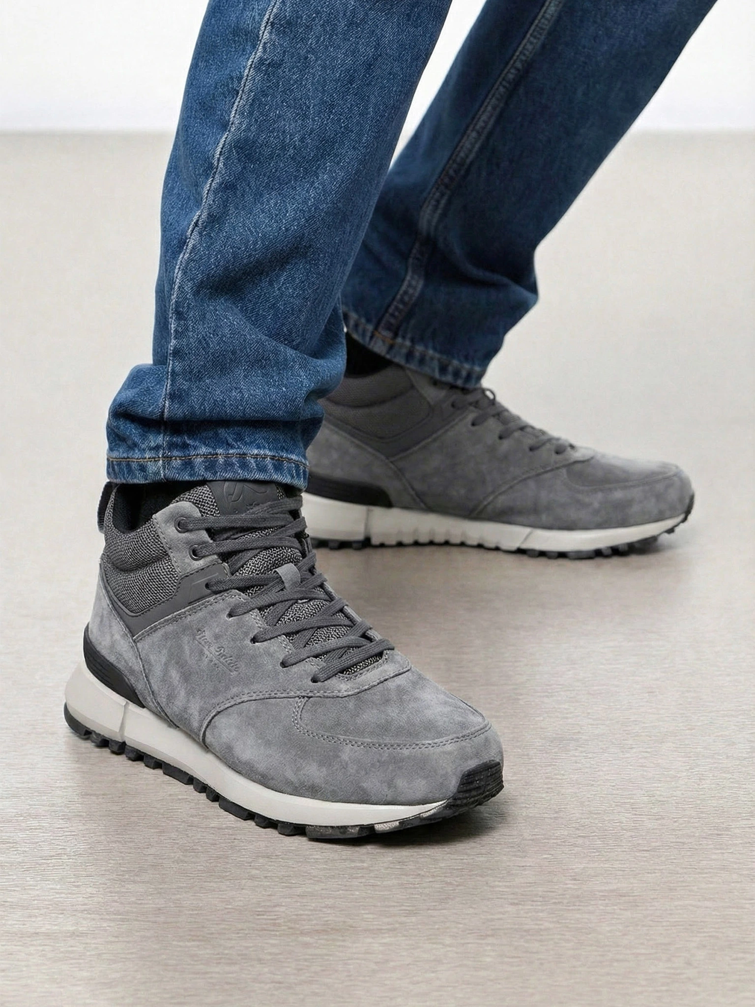 Кроссовки серого цвета комбинированные на рельефной подошве